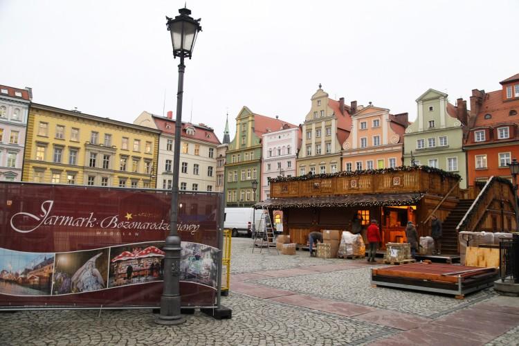 Jarmark Bożonarodzeniowy rośnie w oczach. Na pl. Solnym stoi już świąteczny domek [ZDJĘCIA]