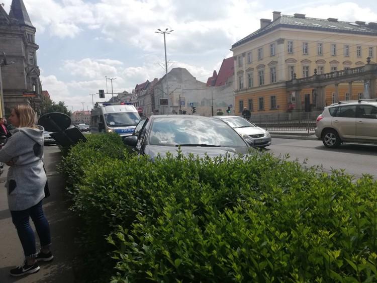 Auto w krzakach tuż przy Rynku. O mało nie wjechało na chodnik [ZDJĘCIA]