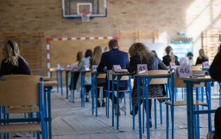 Matura - język polski podstawowy już za nami. Maturzyści mówią nam, co napisali [TEMATY, ARKUSZE - 7.05.2024]
