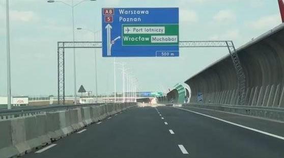 Na AOW myją ekrany akustyczne. Pas awaryjny wyłączony