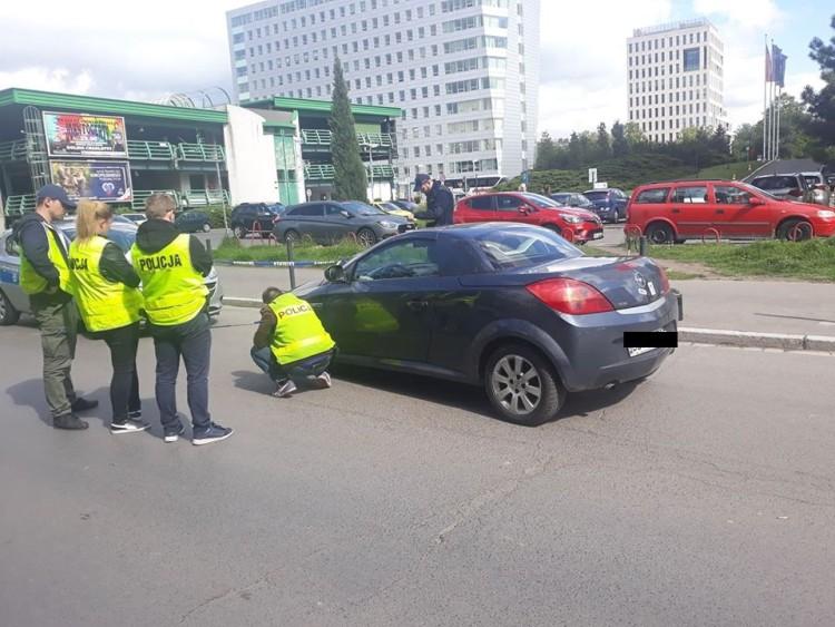 Strzały na Krzykach. Przestępca podczas ucieczki próbował potrącić policjanta [ZDJĘCIA]