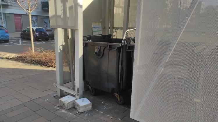 Tak wyglądają wiaty śmietnikowe na Promenadach Wrocławskich. Wyrwane drzwi, zniszczona ściana