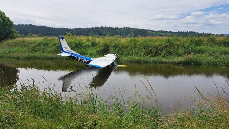 Katastrofa lotnicza: Samolot po uderzeniu w drzewo wpadł do rzeki