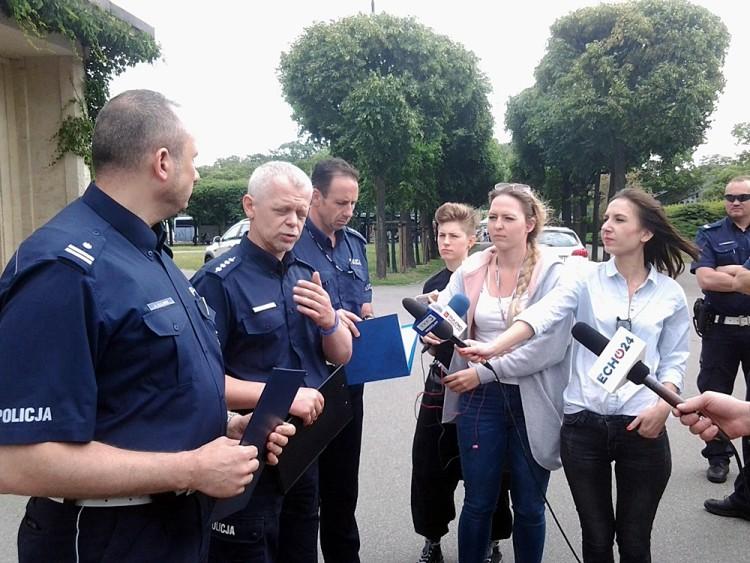 Policjanci do kierowców: „Łapki na kierownicę”