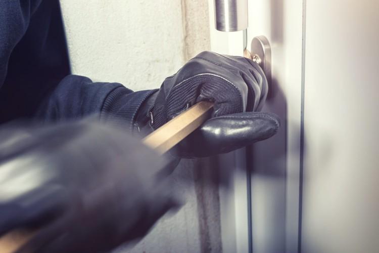 Seria włamań we Wrocławiu. Policja wysyła dodatkowe patrole i prosi: zgłaszajcie wszystkie podejrzane sytuacje