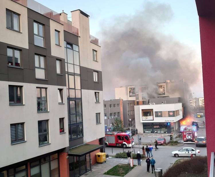Wrocław: Wybuchy obudziły mieszkańców. W pożarze restauracji jedna osoba została ranna [ZDJĘCIA, FILMY]