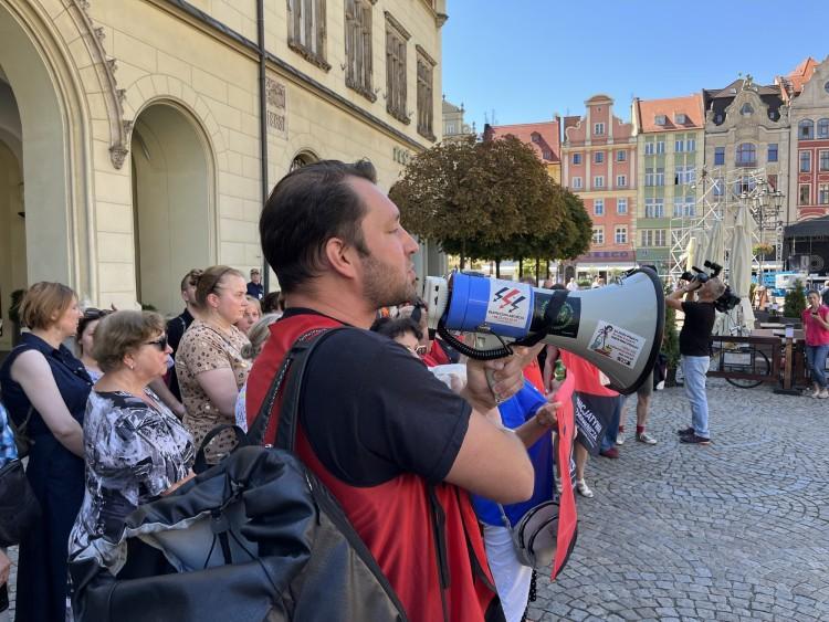 Wrocław: Protest pracowników Domów Pomocy Społecznej przed Ratuszem [ZDJĘCIA]