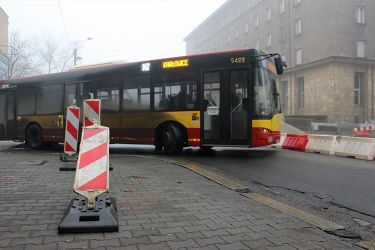 Wrocław: Źle zaparkowany samochód zablokował przejazd
