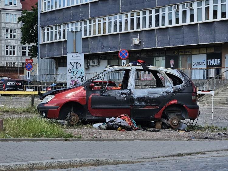 Wrak czy śmieć? Potrzebny biegły, żeby miasto posprzątało w centrum