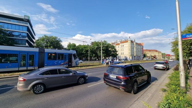 Wypadek na Legnickiej. Auto dachowało i ugrzęzło na torowisku [ZDJĘCIA]