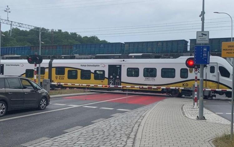 Poranek ze szlabanem. Czy nowy pociąg jeszcze bardziej zakorkował południe Wrocławia?