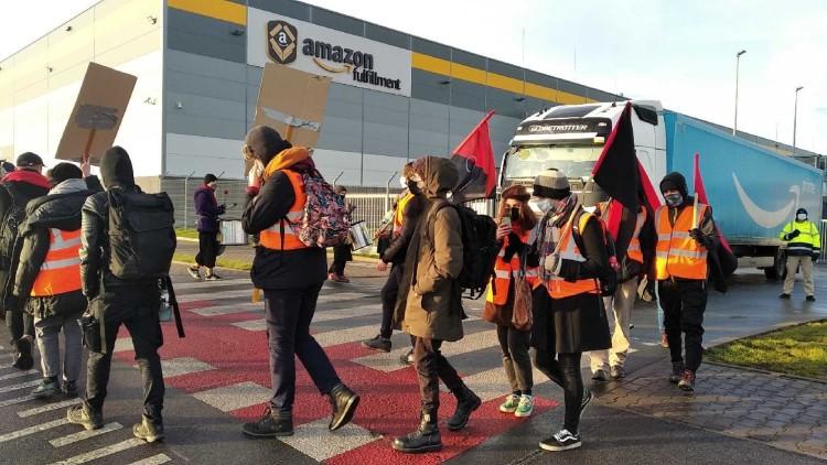 Protest przed Amazonem w Bielanach. Pracownicy zablokowali wjazd tirom, przyjechała policja [ZDJĘCIA]