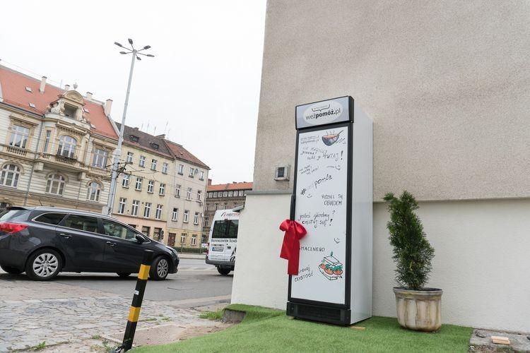 Pierwsza lodówka społeczna na Starym Mieście uroczyście otwarta [ZDJĘCIA]
