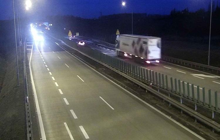 Tir uszkodził 120 metrów bariery. Zablokowana jezdnia w stronę Wrocławia