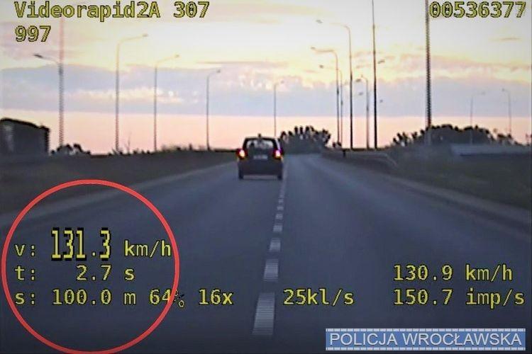Tak śpieszył się po truskawki, że aż stracił prawo jazdy [WIDEO]