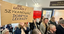 Wrocław: Aż 45 lekarzy-antyszczepionkowców stanęło przed sądem. Sali pilnuje policja
