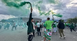 Kibice w drodze na mecz. Na stadionie było 41300 widzów!