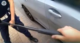 Policjantki musiały wybić szybę w aucie. Ścigana kobieta zamknęła się w BMW. ZOBACZ FILM