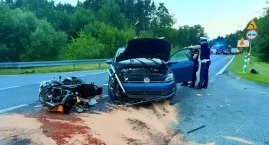 Motocykl kompletnie rozbity po zderzeniu z osobowym volkswagenem