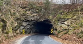 Jedyny taki skalny tunel na Dolnym Śląsku. Idealny na letnią przejażdżkę