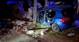 Volkswagen roztrzaskał się na ogrodzeniu. 34-letni kierowca zginął na miejscu