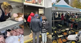 Kilkadziesiąt stoisk z regionalną żywnością. Tam kupisz wszystko „od chłopa”, ale nie tylko. I zobacz jakie ceny! 