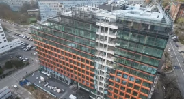 Gigant wyrósł w centrum Wrocławia! Z biurowca zniknęło rusztowanie. Co z drugim budynkiem?