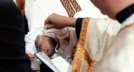 Episkopat: Chrzest dziecka z in-vitro? Tak, ale chrzestnym nie może być gej