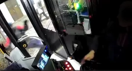 Drzwi autobusu przytrzasnęły nogę pasażerowi. „Wyjdź tu kur…, to cię zaj…” [FILM]