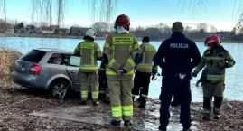 Auto w jeziorze! Zgłaszający nie był pewny, czy ktoś jest w samochodzie