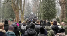 Morze kwiatów na grobie Danusi. A ksiądz pyta: Gdzie był Bóg?