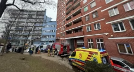Pożar w bloku w centrum Wrocławia. Z płonącego mieszkania wyniesiono człowieka