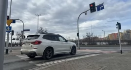 Żółte kamery na tym skrzyżowaniu 