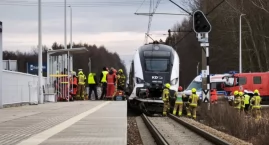 Dramatyczny wypadek pod Wrocławiem. Bus wjechał wprost pod pociąg. Kierowca nie żyje