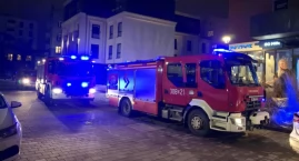 Silny zapach chemikaliów w bloku. Nocna ewakuacja kilkudziesięciu lokatorów