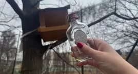 Śnieg stopniał, śmieci zostały. Ludzie wyrzucają nawet małpki do karmników dla ptaków