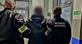 Agresywny 35-latek groził przechodniom nożem. Czeka go deportacja