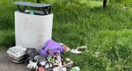 Wrocławskie parki po weekendzie toną w śmieciach. Ludzie wyrzucają nawet części samochodowe 