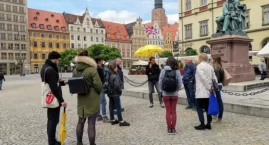 Żółte parasolki we Wrocławiu, a wokół nich gromadzą &hellip;