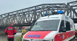 Mężczyzna na moście kolejowym, została tylko butelka&hellip;