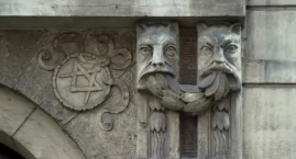 Zaszyfrowana wiadomość na ścianie kamienicy w centru&hellip;