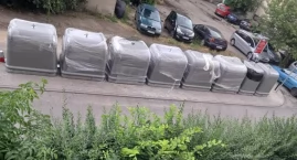 Postawili śmietniki pod oknami mieszkańców i odjecha&hellip;