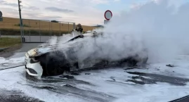Płonący samochód na S3. Droga niedaleko granicy zablokowana