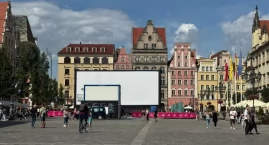 Wielki ekran stanął na wrocławskim Rynku. Będzie moż&hellip;