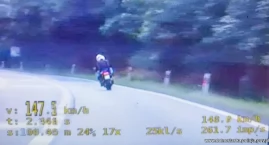 Chciał się popisać na motocyklu przed dziewczyną i p&hellip;