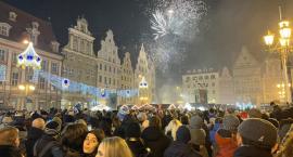 Tłum wrocławian witał 2024 rok na Rynku