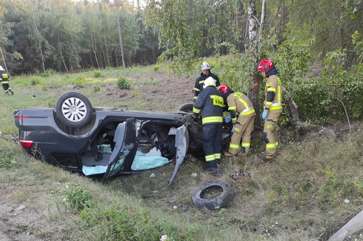 Nasielsk. W Cegielni Psuckiej kierowca Volkswagena zjechał z drogi do rowu i dachował. Jedna osoba trafiła do szpitala