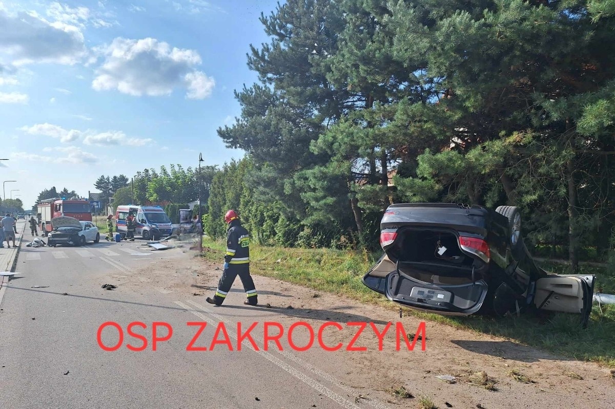 Zakroczym. Czołowe zderzenie BMW i Mercedesa. Jedna osoba trafiła do szpitala