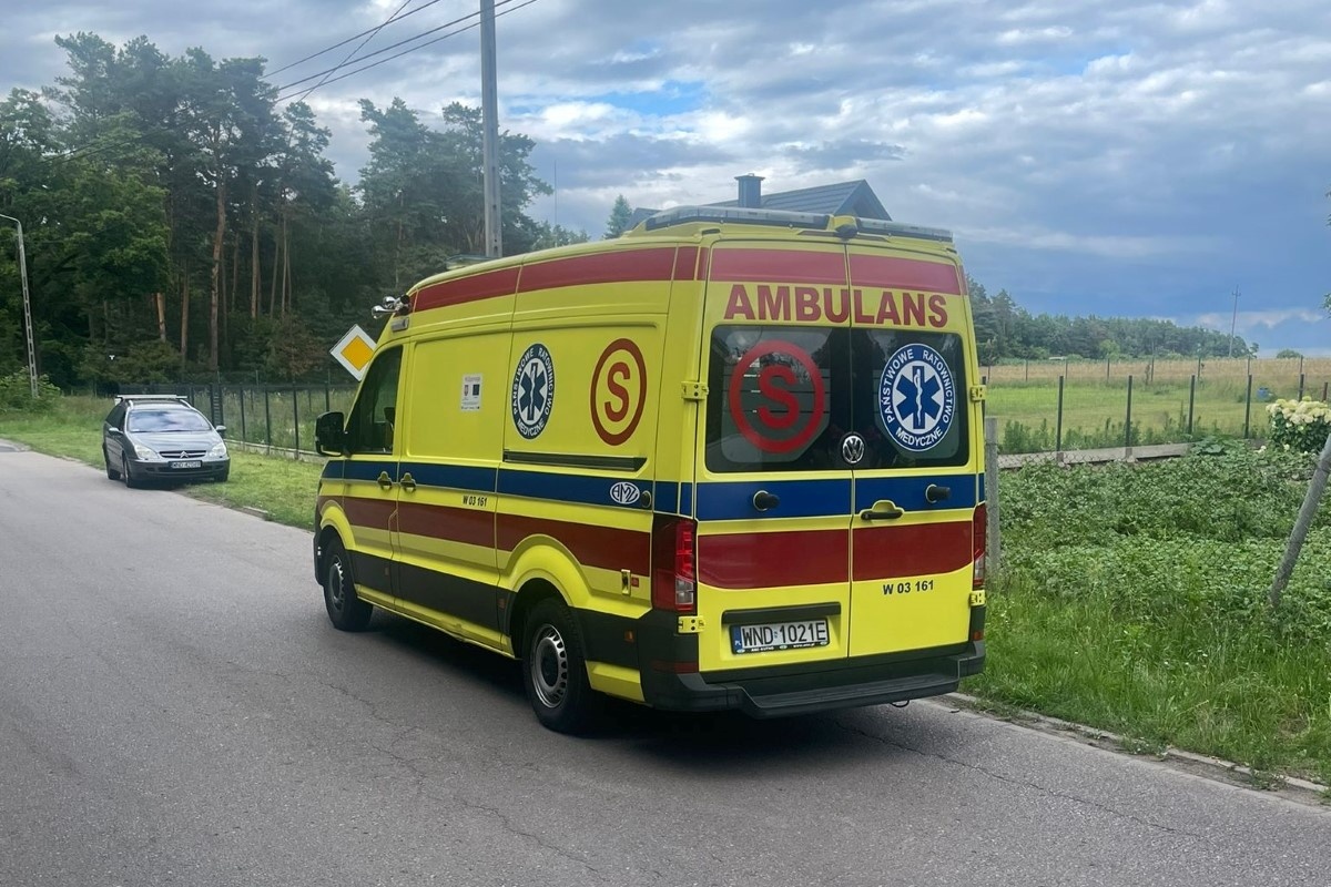 Czosnów. Zderzenie motocyklisty z samochodem osobowym w Sadach na drodze wojewódzkiej nr 899
