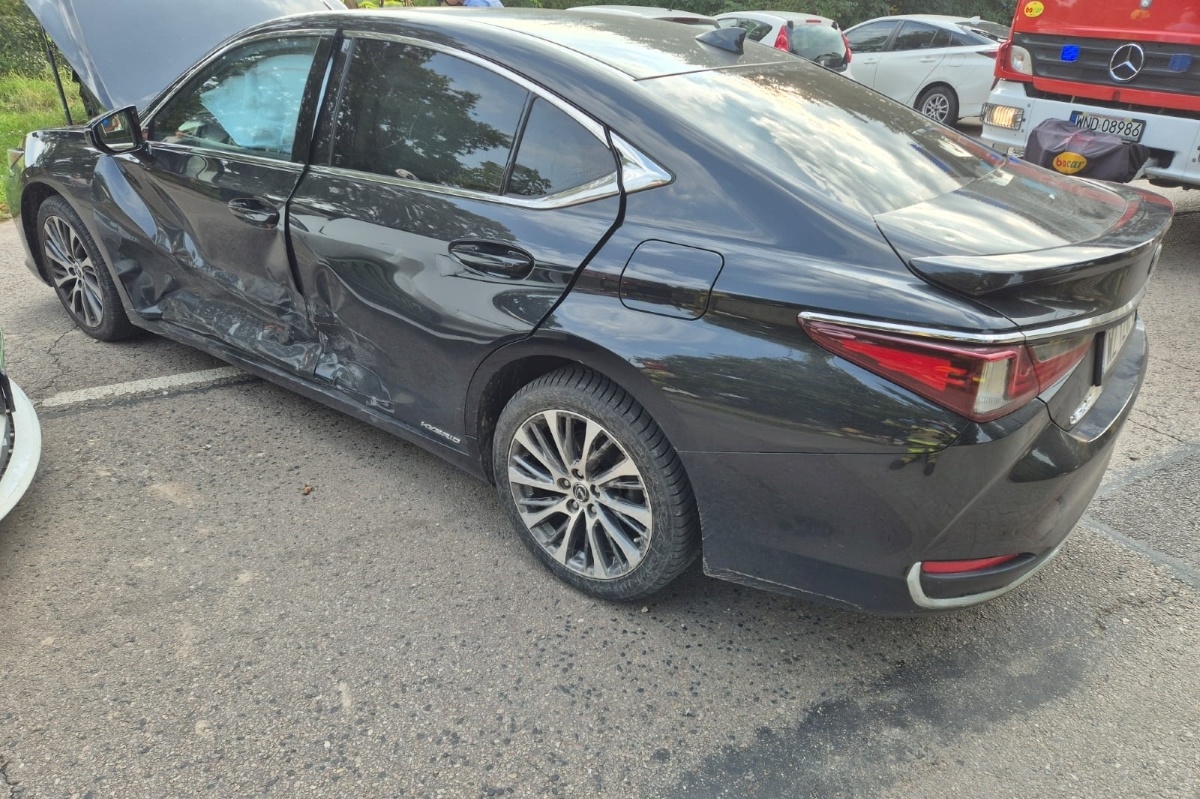 Czosnów. Zderzenie Lexusa i Tesli na Warszawskiej. Jedna osoba trafiła do szpitala